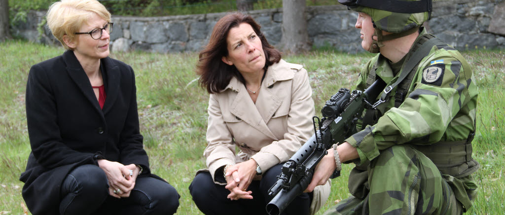 Elisabeth Svantesson och Karin Enström, samtalar med soldater och ställer frågor om deras vardag som anställd