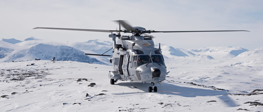 En helikopter 14 som hitta en bra och relativt snöfattig bergskam att landa på. Finsk-svenskt helikoptersamarbete i Abisko.