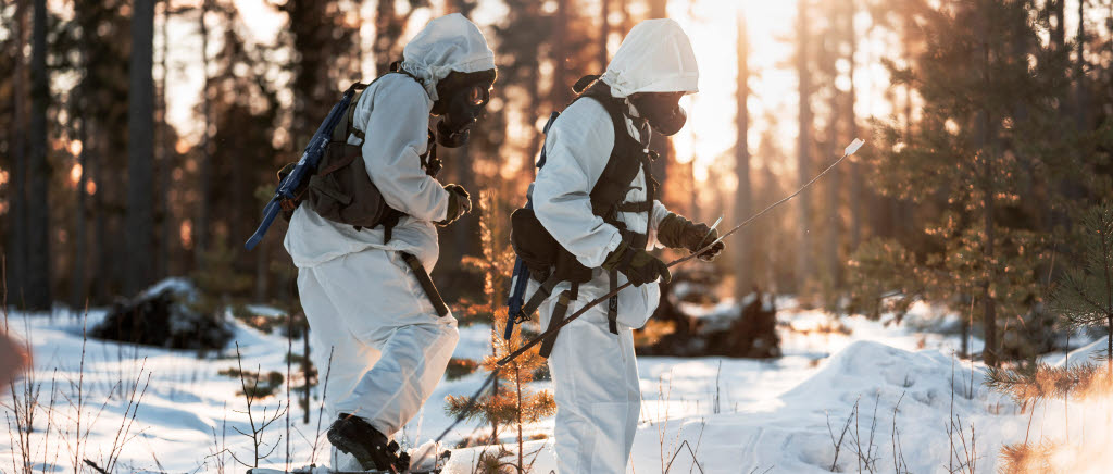 Två soldater i skyddsmask på vintern.