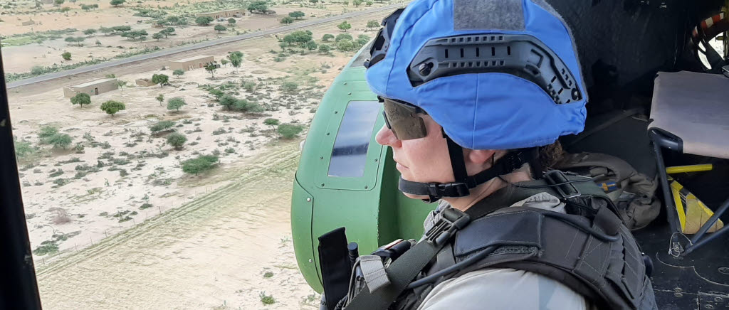 Anna från Livgardet i Mali i helikopter. 