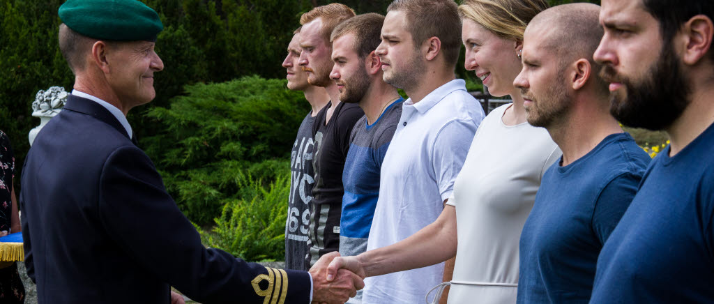 Soldaterna och officerarna tar emot Försvarsmaktens medalj för internationella insatser från ställföreträdande chefen för Amfibieregementet, överstelöjtnant Anders Bohman.