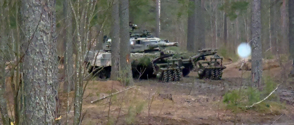 En stridsvagn med minvält under övningen vid det svenska besöket i Finland