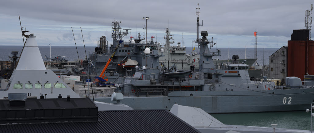 Just nu övar Sverige och Finland tillsammans inom ramen för SFNTG (Swedish Finnish Naval Task Group) runt vattnen kring Gotland och på Gotland finns sjöstyrkans logistikdel grupperad. 
Det är trångt i Visby hamn när alla fartygen i styrkan samlas för orderuttag innan övningen startar. Detta innebär bråda tider för supportenheten, som ansvarar för att alla logistikbeställningar levereras i rätt tid och på rätt plats.
