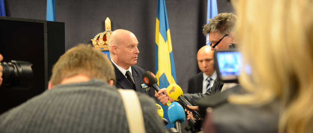 Anders Grenstad på Försvarsmaktens presskonferens om marin underrättelseoperation.