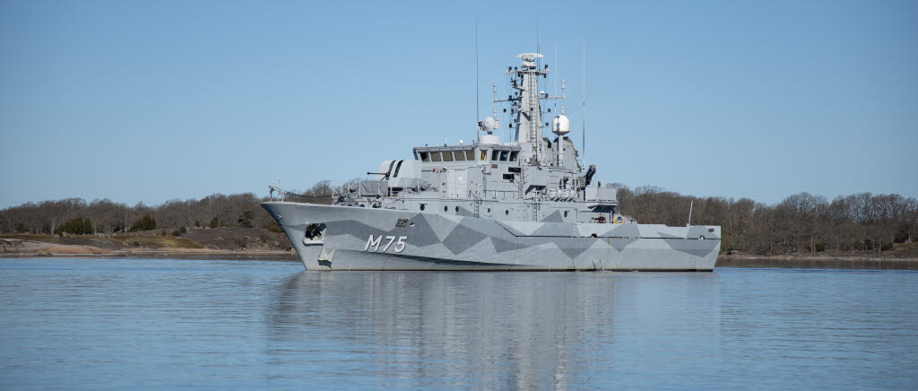 Minröjningsfartyget HMS Vinga övar mot minsensorer i Blekinge Skärgård under april 2020.