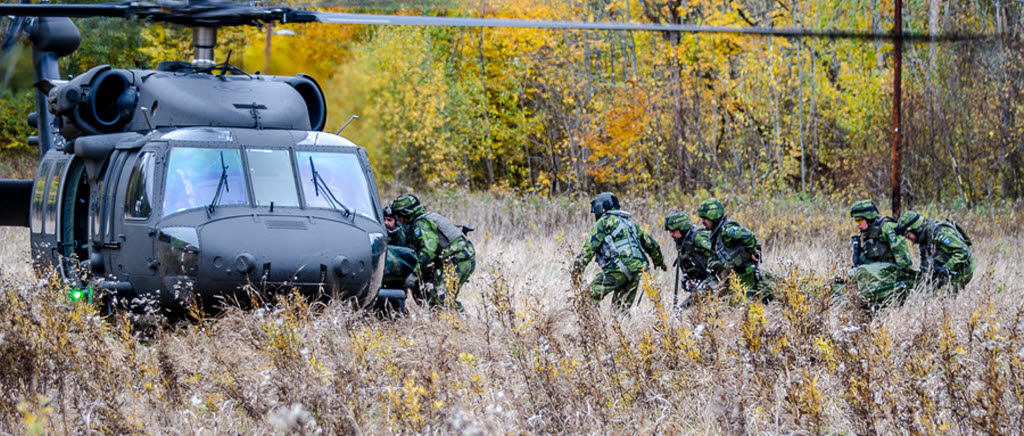 Helikopter 16 (Black Hawk) används i Afghanistan för MEDEVAC, det vill säga evakuering av skadad med avancerad medicinsk kompetens ombord.