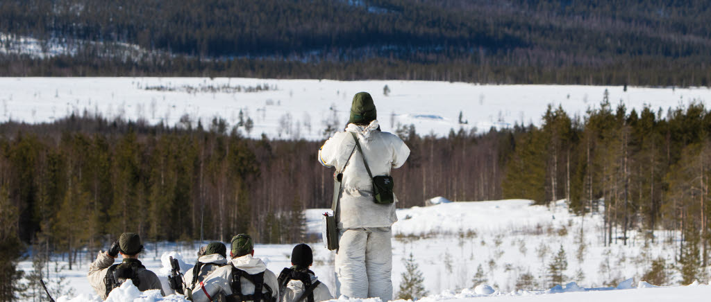 Första steget mot artillerield. Spanare från Norrbottens pansarbataljon observerar fientliga mål. Spanarna handleddes av skjutledare från Artilleriregementet. 