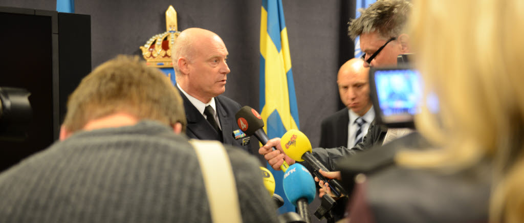 Anders Grenstad på Försvarsmaktens presskonferens om marin underrättelseoperation.