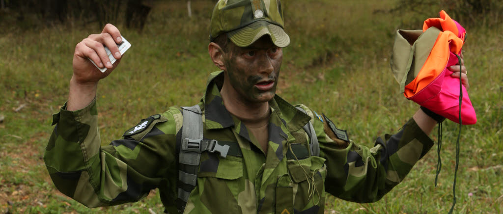 Kadetter från specialistofficersutbildningen, FMUndSäkC, på utbildningsvecka i Tyskland. Kadett intar non threatening position innan undsättning.