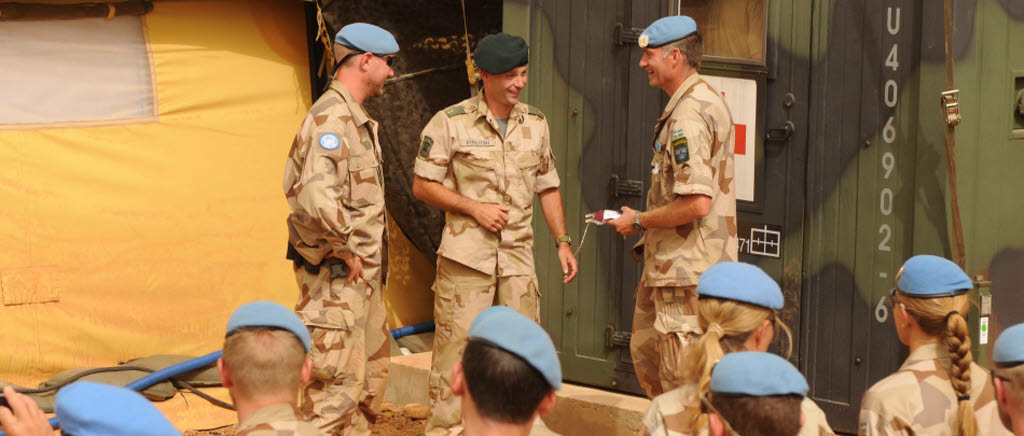 Löjtnant Remco Strelitski från den holländska försvarsmakten har arbetat intensivt med blodcontainer. Här lämnar han symboliskt över en blodpåse under invigningen av containern till chefen Mali 02, överstelöjtnant Jonas Lotsne. 