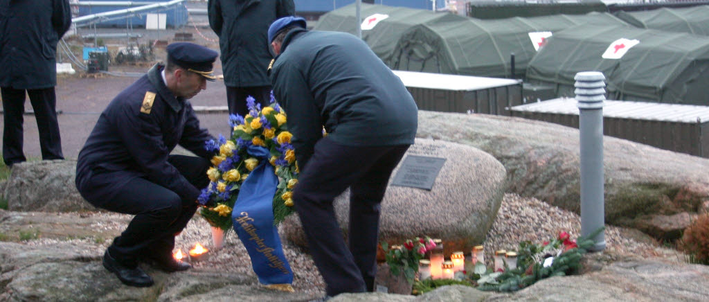 Kransnedläggning vid ceremonin 10 år efter helikopterolyckan vid Rörö i Bohusläns skärgård. Tre kransar från Försvarsmakten och kamratföreningen samt blommor från anhöriga och vänner prydde minnesstenen efter ceremonins slut. Micael Bydén, från Högkvarteret och Magnus Westerlund, från Helikopterflottiljen inledde med sin krans. 