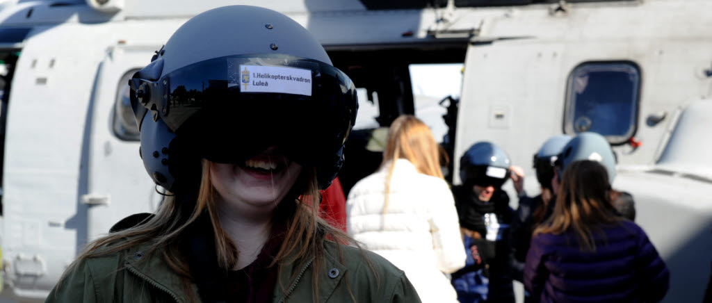 140424 Skolornas dag 2014 genomfördes på Norrbottens flygflottilj tillsammans med Luftstridsskolan, 1:a helikopterskvadronen från Helikopterflottiljen, Norrbottens regemente och Artilleriregementet. Inbjudna var skolor (år 9 samt gymnasieskolor) i Norr- och Västerbotten. Syftet var att visa Försvarsmaktens verksamhet och väcka intresse för soldatyrket.