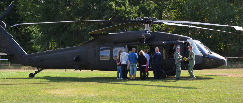 De familjer som drabbats värst av branden i Västmanland fick flyga med i Försvarsmaktens helikopter 16 för att se sina fastigheter från luften så att de bättre ska kunna bearbeta händelsen.