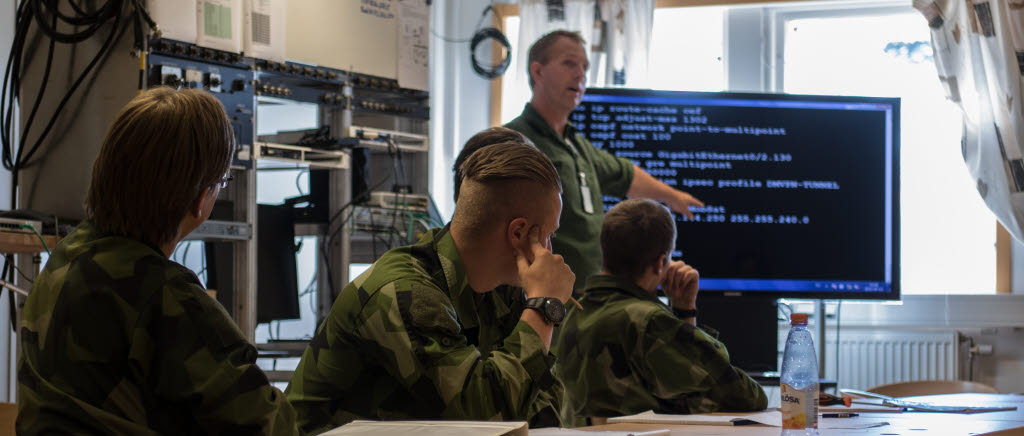 Under 2017 ska Försvarsmaktens nya ledningssystem, FMLS införas. Det nya systemet ska ersätta det befintliga, föråldrade och inte helt pålitliga telesystem 9000. Redan nu har utbildningen startat för de systemtekniker från Norrbottens regemente och Artilleriregementet, som ska bli kungar på det nya systemet.