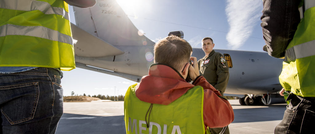 Media får en genomgång av Kapten Thomas Duffy av det amerikanska tankplanet KC-135.

 Mediadag på F21 Norrbottens flygflottilj. Lokal och internationell media är inbjuden till att besöka och rapportera från den internationella flygövningen ACE17

Under perioden 22 maj till 2 juni arrangerar Sverige, Finland och Norge en internationell flygövning, där Finland är övningsledare och ansvarig för övningen. Övningen som kallas Arctic Challenge Exercise 2017, ACE 17, genomförs för tredje gången inom ramen för det nordiska samarbetet och det Cross border-avtal som finns mellan länderna. Övningen är en vidareutveckling av tidigare års genomförda flygövningar och är planerad att genomföras vart annat år. 

