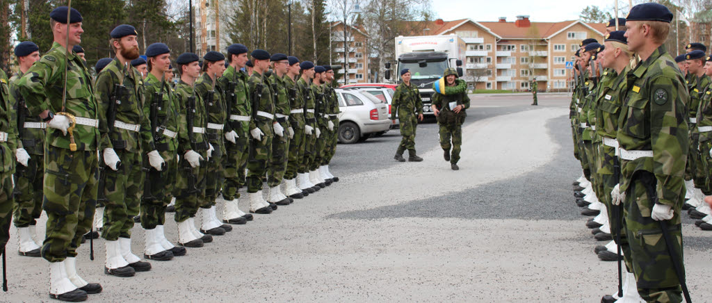 Årets vinnare, Alfred Holmgren, välkomnas av högvaktsstyrkan. 
