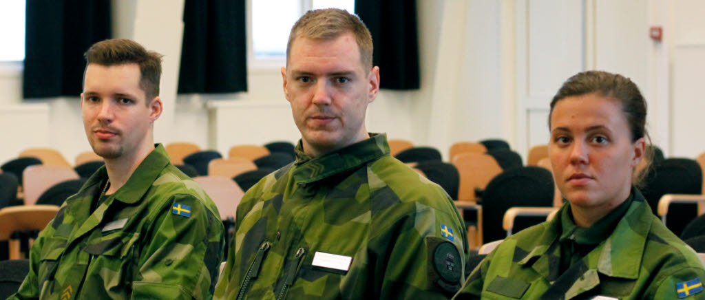 Tre gruppchefer ur armén som påbörjat anpassad specialistofficersutbildning (ASOU 14) på Militärhögskolan i Halmstad.