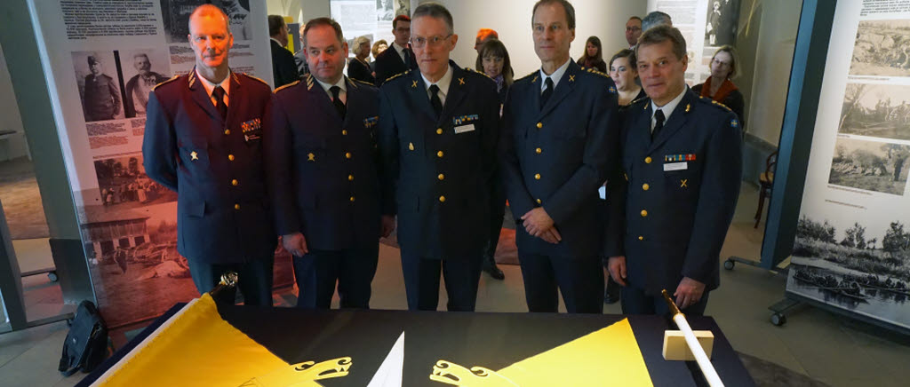 Brigadgeneral Klas Eksell, längst till vänster, brigadgeneral Micael Claesson, tvåa från vänster och överste Ingemar Gustafsson, tvåa från höger. I mitten står Markstridsskolans nuvarande chef, överste Gustaf Fahl, och längst till höger överstelöjtnant Sven Antonsson, ställföreträdande chef på MSS.