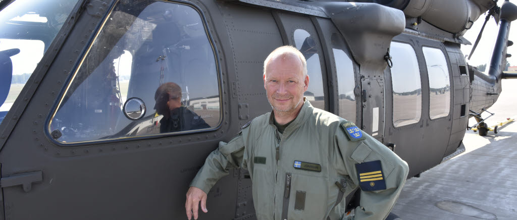 Försvarsmaktens första och hittills enda uppvisningspilot i helikopter 16 firar 10 års jubileum på Flygdagen i Uppsala. Förvaltare Kent Jonsson var tidigt upp ur startblocken och med i den första kullen av svenska piloter som 2011 flög in sig på Sikorsky UH-60 Black Hawk, helikopter 16. 