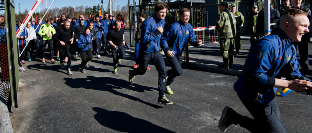 ENKÖPING 2014-04-14

Invigning av Ledningsregementets, LedR, nya grind. Överstelöjtnant Håkan Petersson klippte bandet vilket blev startskottet för en löptävling som arrangerades i samband med ceremonin.

