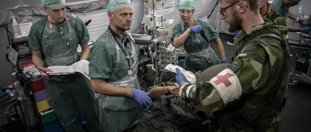 Ett sjukhuskompani från Försvarsmedicincentrum i Göteborg har byggt ett fältsjukhus och tar emot skadade.