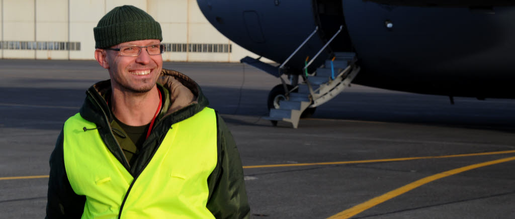 Mot Luleå. Första C-17 transporten av två är redo för avfärd från Keflavikbasen på Island.
"Allt stämmer både med lasten och med passagerarlistor. Nu kan de åka", säger förbandstransportledare Michael Åkerberg.
International air meet 2014, IAM 2014