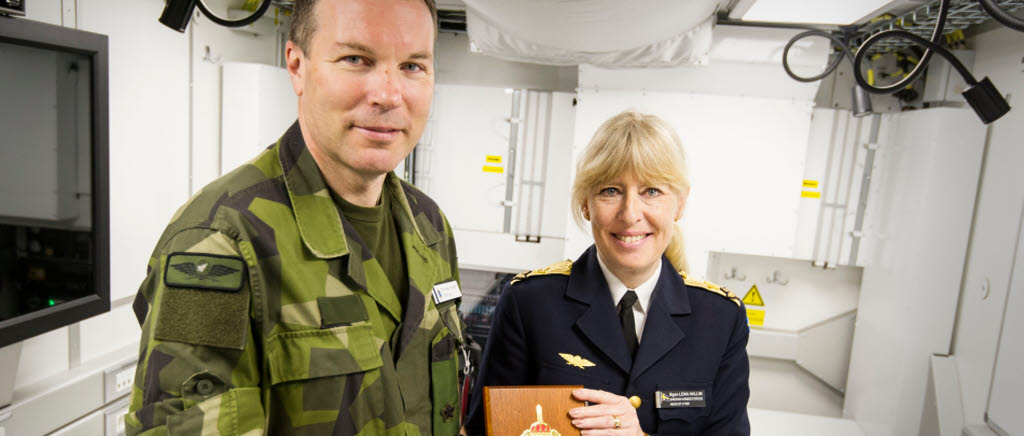 Chefen för FMV, brigadgeneral Thomas Nilsson lämnade över systemet till ledningssystemchefen, brigadgeneral Lena Hallin.