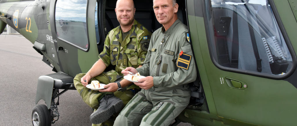 Dennis Matsson och Dan Johannesson har svårt att tänka sig att helikopter 15 redan har tioårs-kalas.