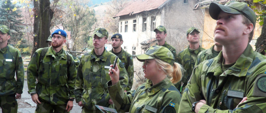 Kadetter på specialistofficersutbildningen vid MHS H besöker Vares under en fältövning i Bosnien i november 2013.