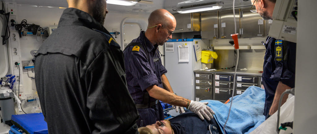 Sjukvårdsövning på HMS Trossö under övningen Swenex i maj 2018. Bränn- och rökskadade tas om hand.