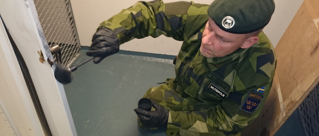 Brottsplatsundersökning under militärpolisutbildning på Livgardet Kungsängen.