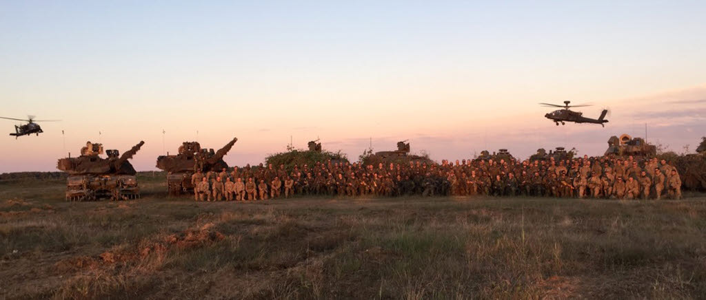 Övning Anakonda 16 i Polen. Kompanifoto med underställd M1A2 stridsvagnspluton samt delar av motståndaren vid försvarsmomentet, flankerat av 2 AH-64.