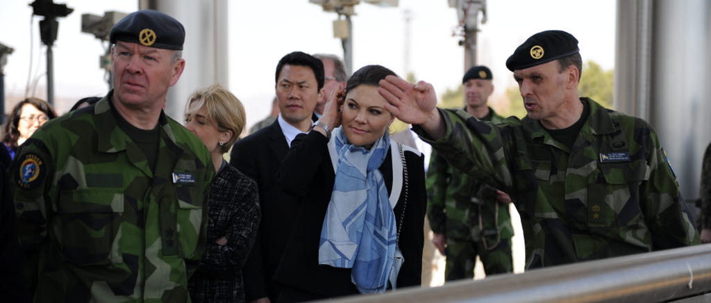 Major Peter Forsberg genomför terrängorientering med kronprinsessan. 