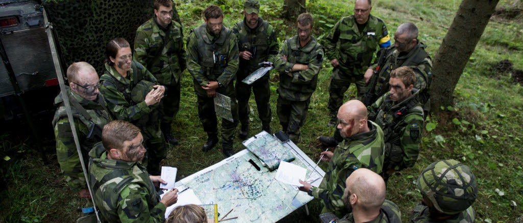 42.Mekaniserade bataljonstaben i fält under Arméövning 15. Under övningen kommer stora delar av Sveriges arméförband samlas i området runt Vättern. Övningens huvudsyfte är att öva det nationella försvaret och då främst förmågan för arméförbanden att agera och samverka som en brigad.