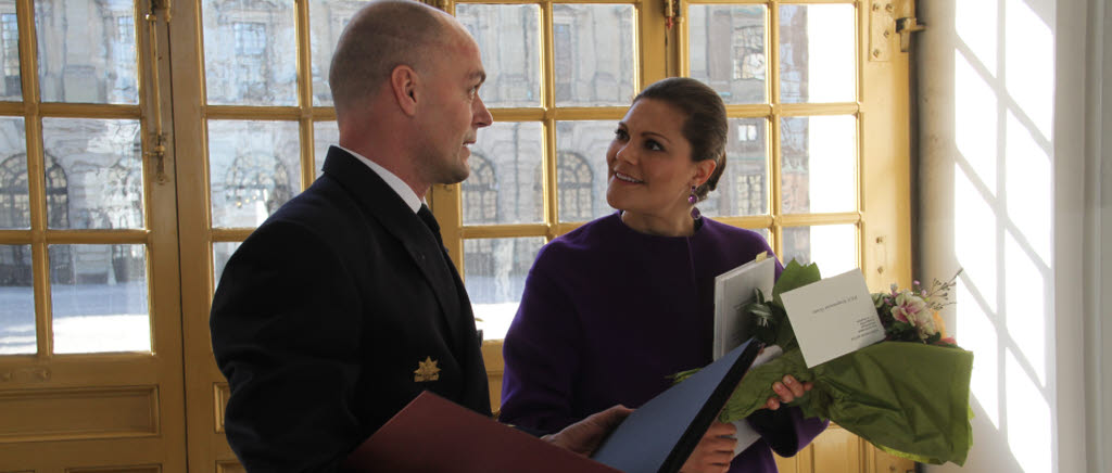 Per Gottfridsson överlämnade blommor och fotoalbum, han berättade om den verksamhet som bedrivits