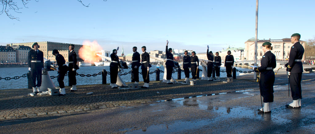 STOCKHOLM 20120223
Soldater och officerare frÃ¥n Amfibieregementet skjuter salut pÃ¥ skeppsholmen med anledning av att H.K.H Kronprinsessan Victoria pÃ¥ denna dag nedkom med en dotter.
Foto: Nicklas Gustafsson/Combat Camera