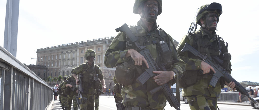 Soldater från livkompaniet; Livbataljon, genomför övning i Stockholm. Bland annat åker förbandet tunnelbana. 