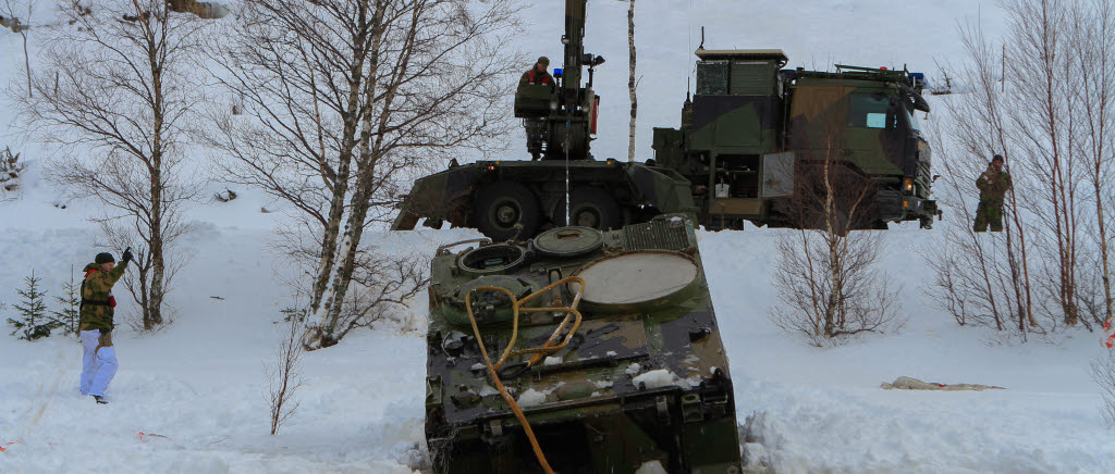 Under övning Cold Response 2016 genomfördes ett moment där en utrangerad pansarbandvagn av modell M113 dränktes under isen och bärgades. Övningen genomfördes av svenskar och norrmän i samarbete.