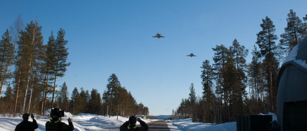 Överflygning av rote på väg ut på uppdrag. Vidselbasen, mars 2015.