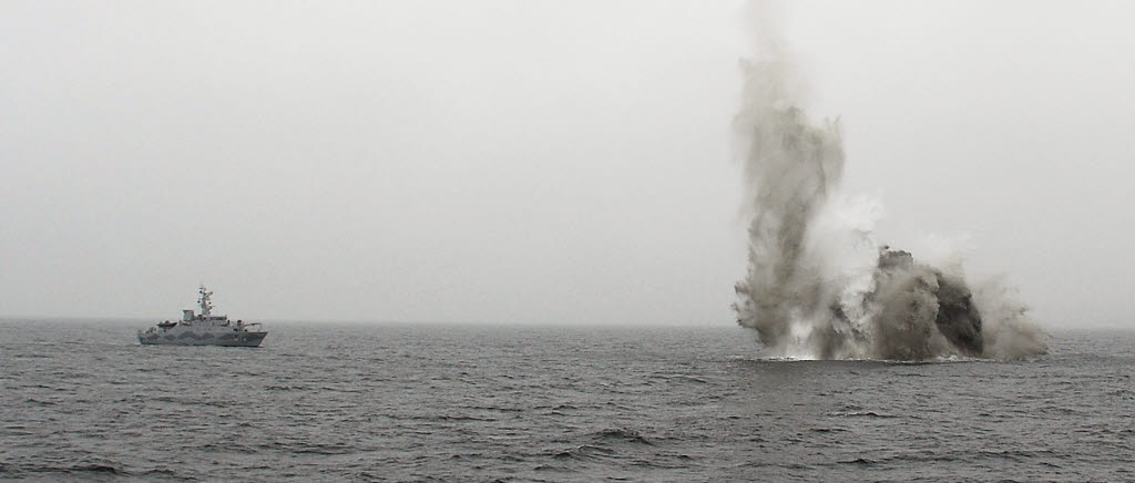 Minröjning i norra Öresund i mars 2017. Fratygen söker efter, och oskadliggör, minor som blivit kvar sedan andra världskriget.