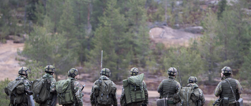 finsk-svensk samövning i indirekt eld på Lombens skjutfält. De finska soldaterna uppställda innan övningen