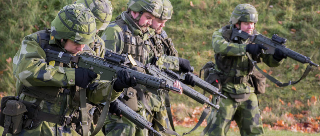 Pliktpersonal repeterar handhavande med AK5C vilket är en nyare version av den AK5A som användes under deras värnplikt.