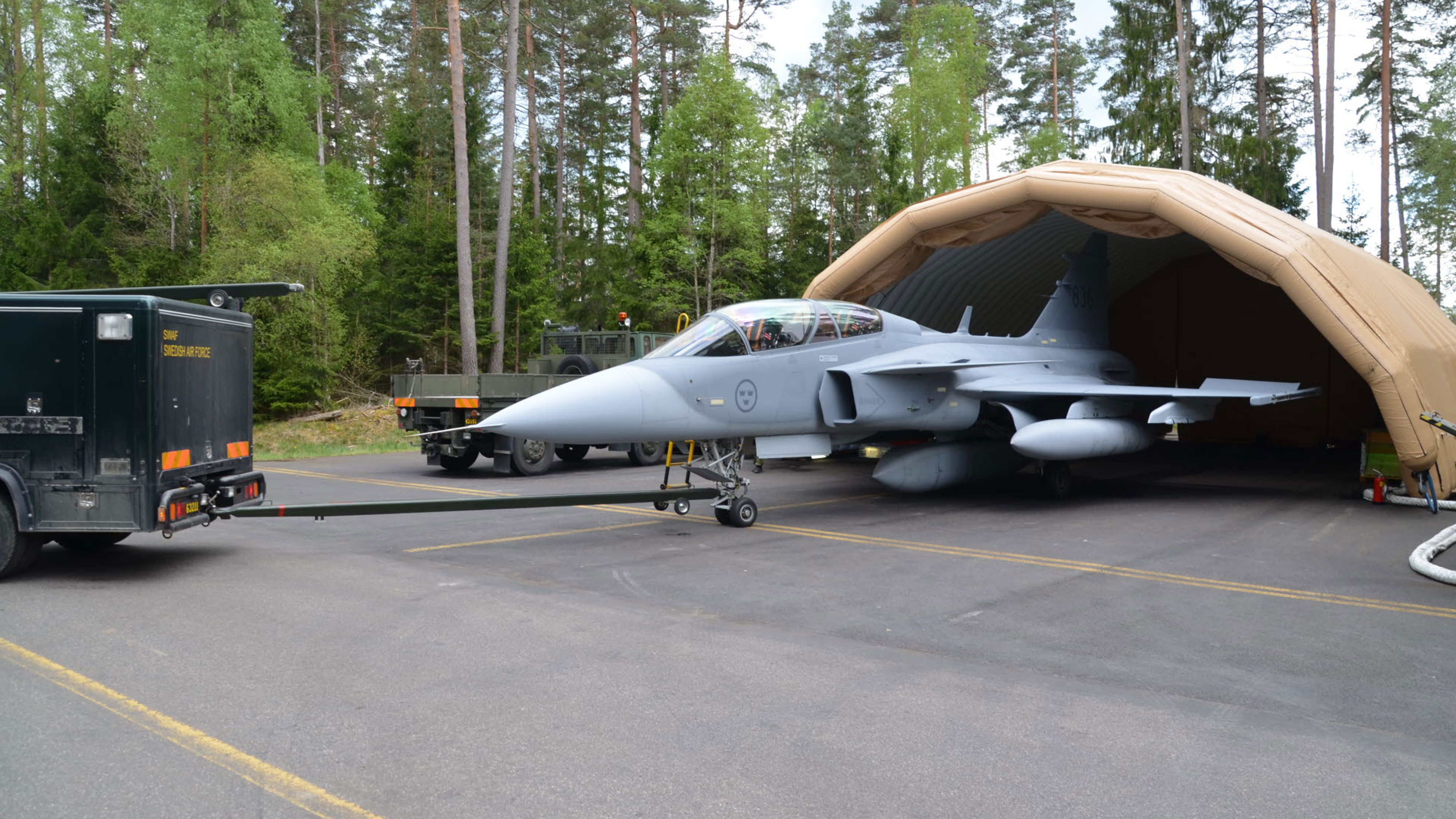 Jas 39 Gripen rullas ut och förbereds för uppdrag.