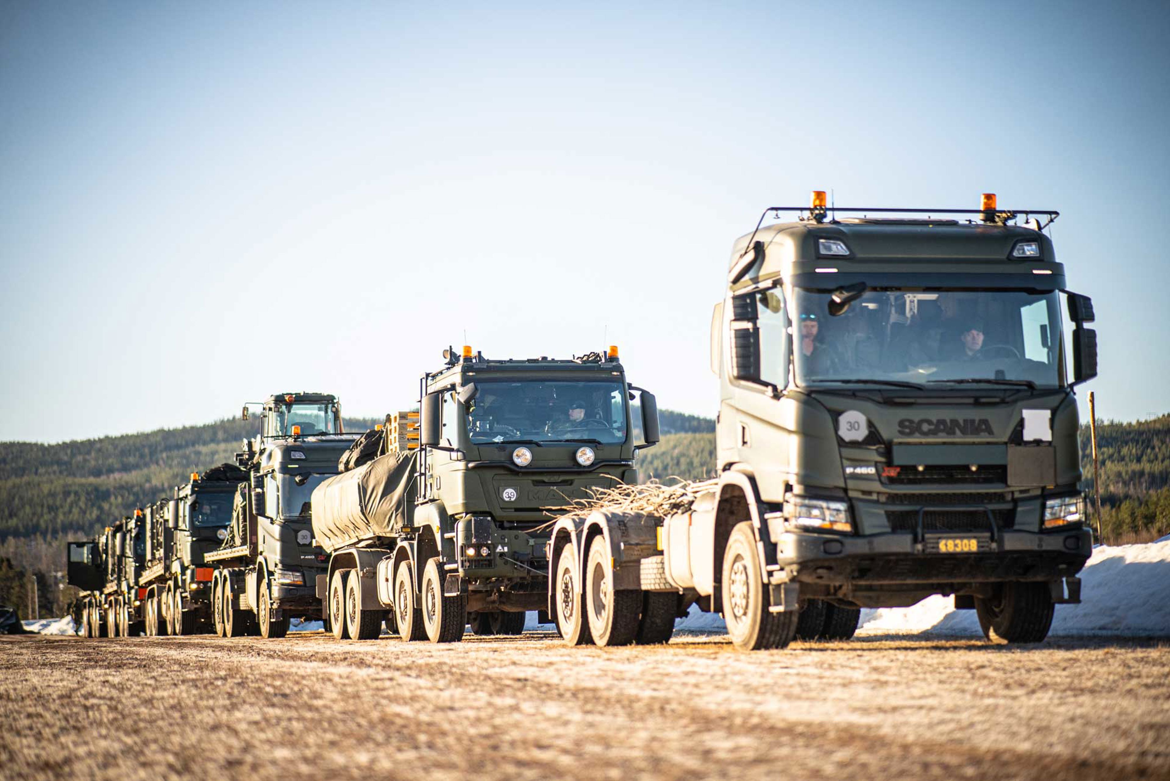 Lastbilar på rad.