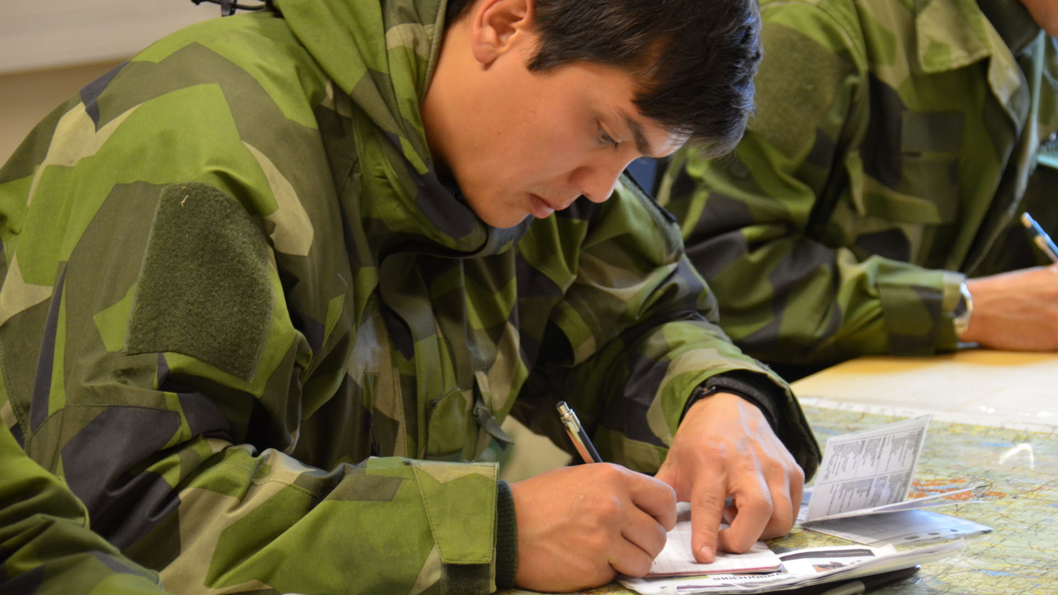 Fältarbetsskolan studerar, utvecklar och valideras materiel för utbildning, träning och operationer.