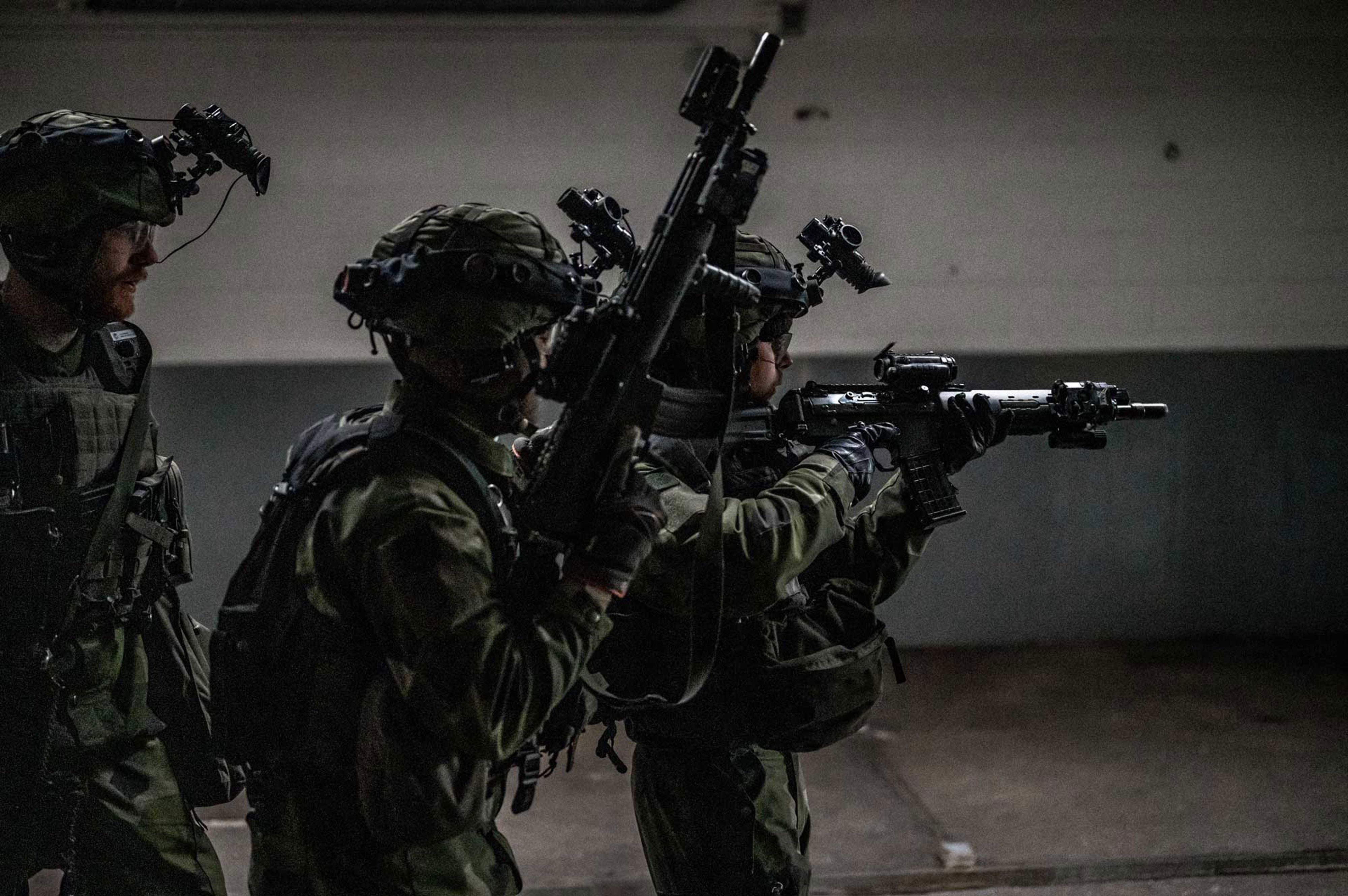 Tre soldater övar strid i bebyggelse.