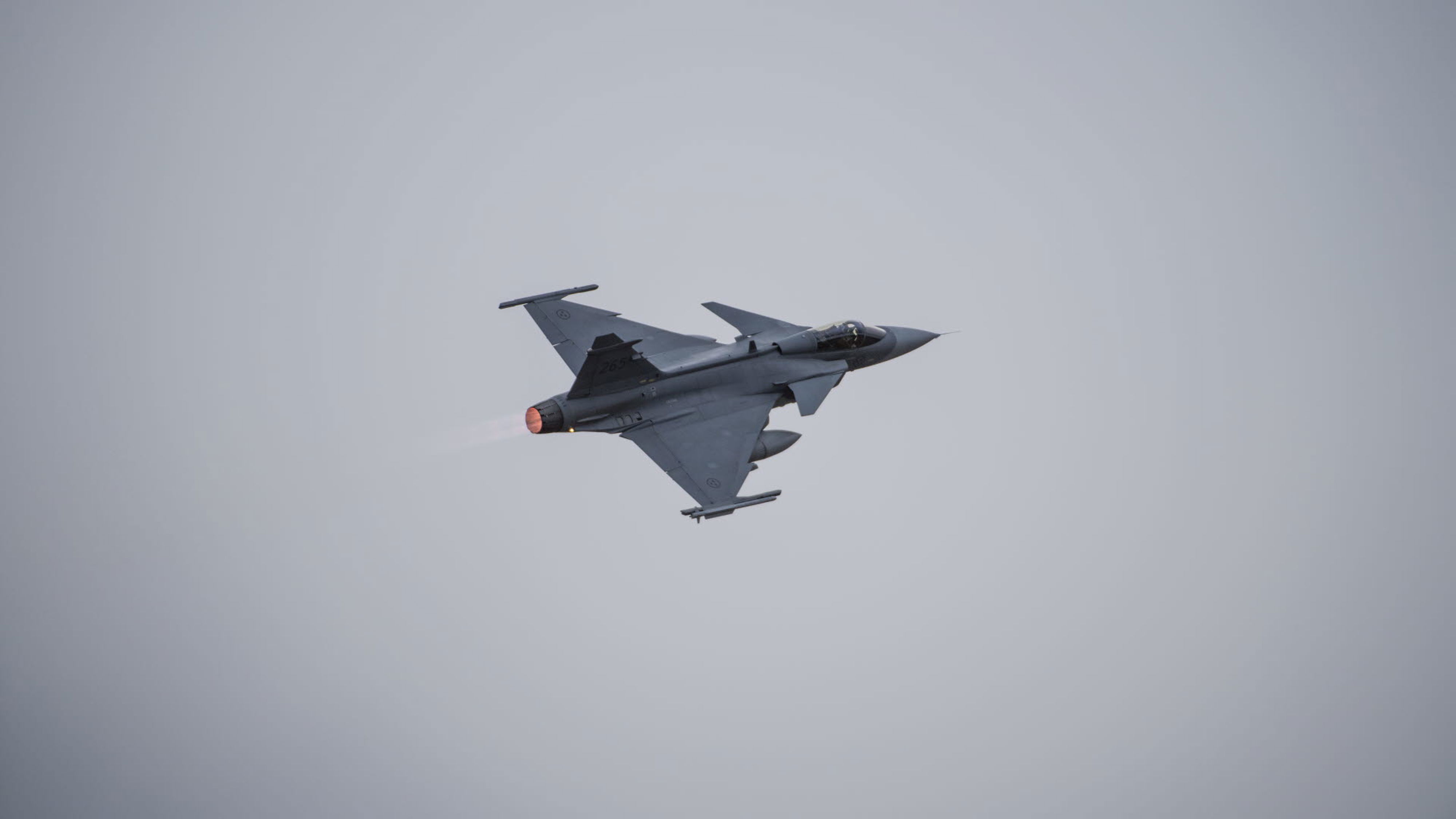 Stridsflygplan i luften.