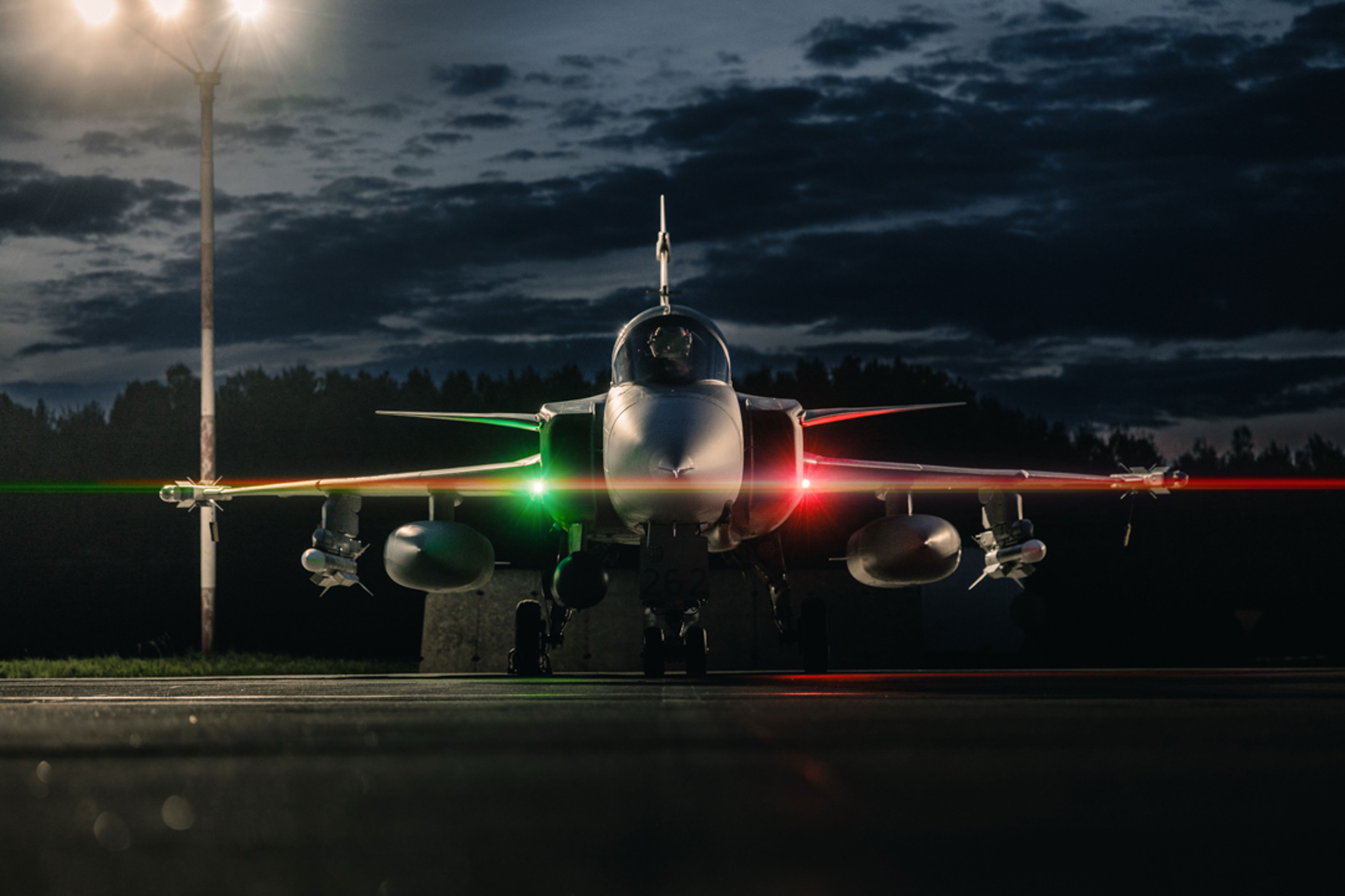 flygplanslampor lyser i mörkret