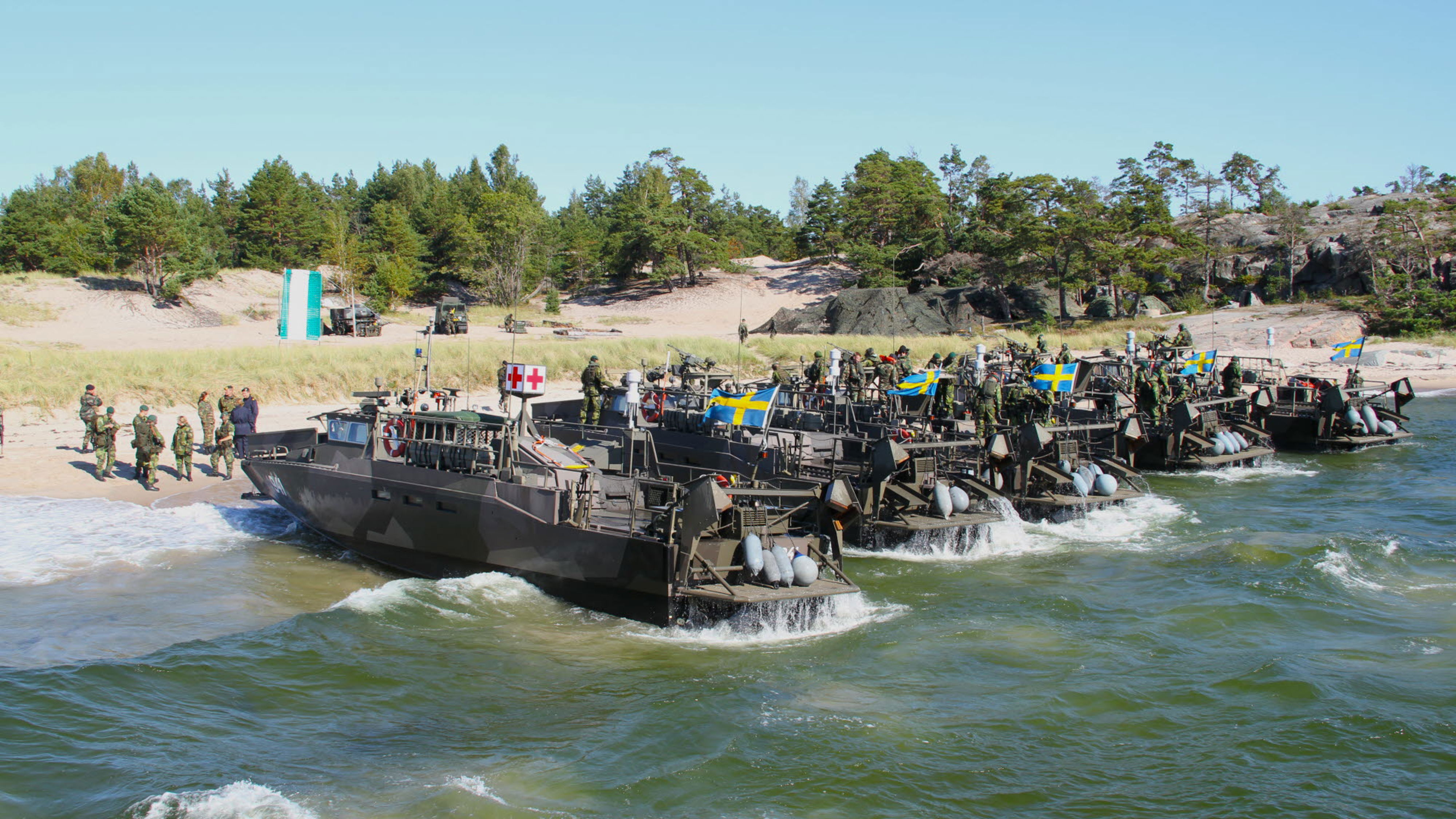 Stridsbåtar vid en strand.