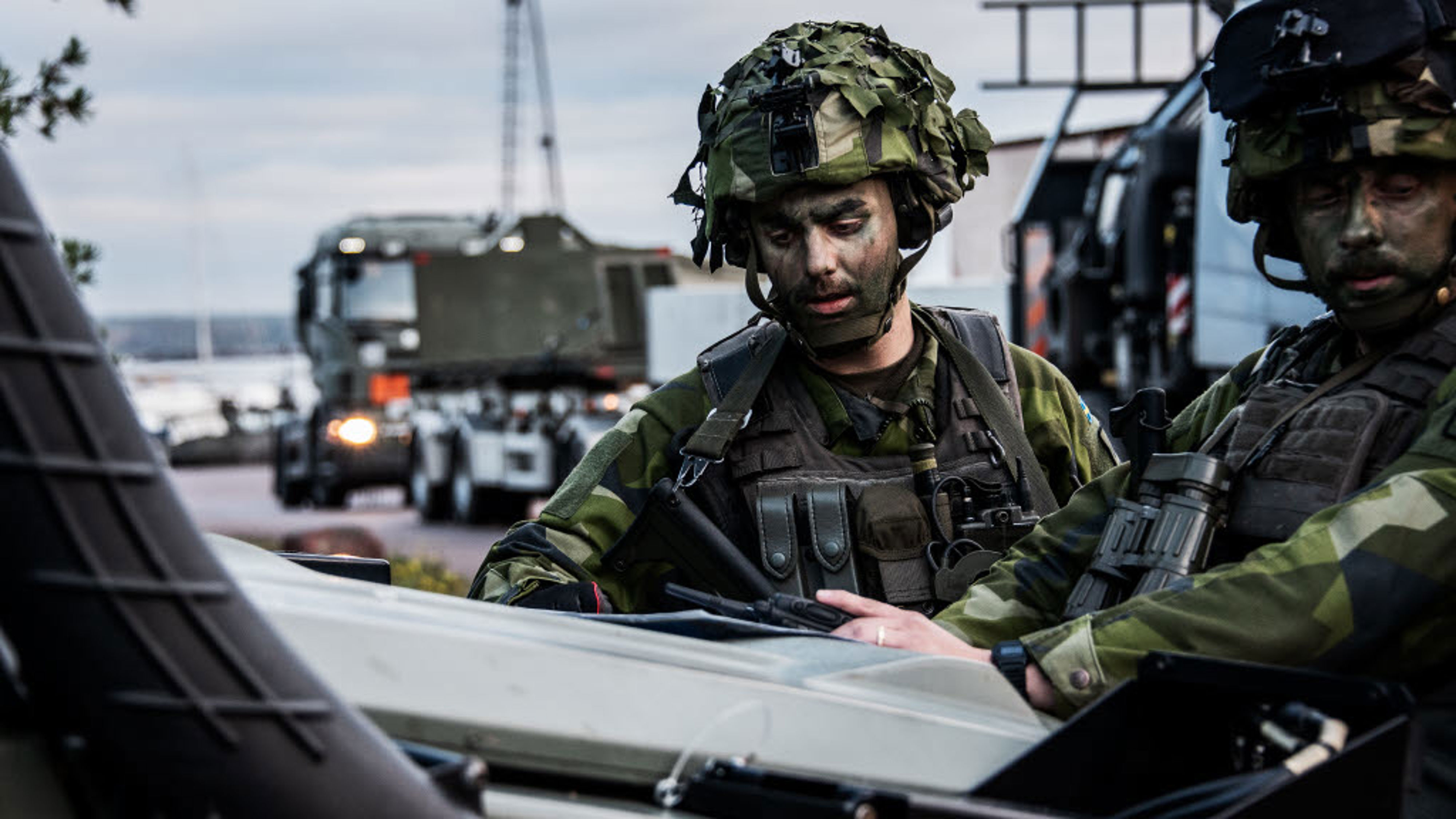 Soldater tittar på karta.